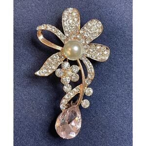 NWOT Pink Rhinestone Glass Teardrop Brooch Pin Pearl Accent Gold Toned